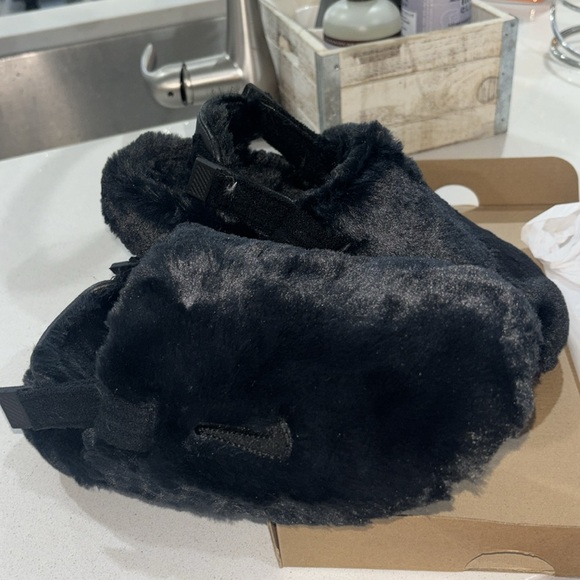 Size 8 women’s black Nike slippers - Picture 3 of 3